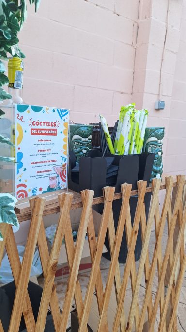 Carta de cócteles evento cumpleaños fiesta en la piscina