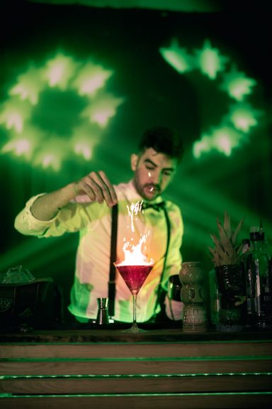 Cóctel flambeado en fiesta privada